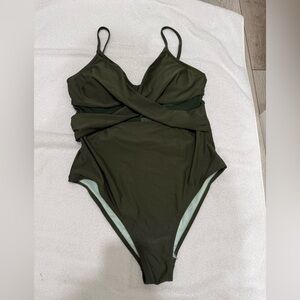 Cupshe Women’s V Neck One Piece Swimsuit
Size:L 
NWT